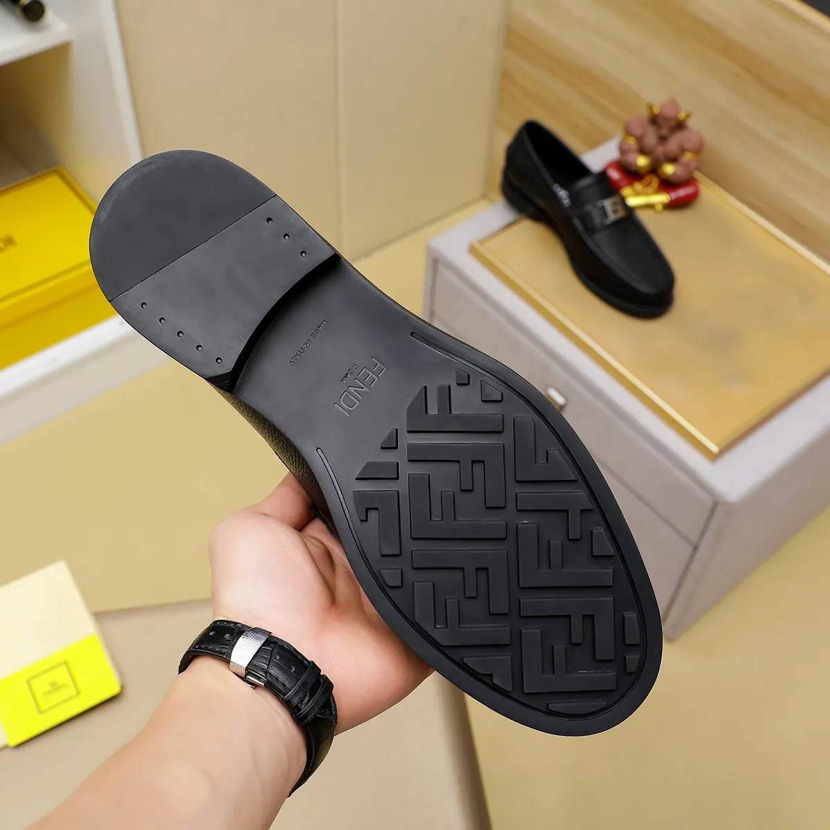 Men's shoes💰460 🕷🕷【FENDI】The latest men's formal leather shoes🇨🇳Classic series not to be missed💯The first layer is made of imported first-layer cowhide☘Original quality, the leather is smooth and delicate🎋The version is awesome, the perfect streamlined outline🍇🐮Leather lining, color, size 38-45...